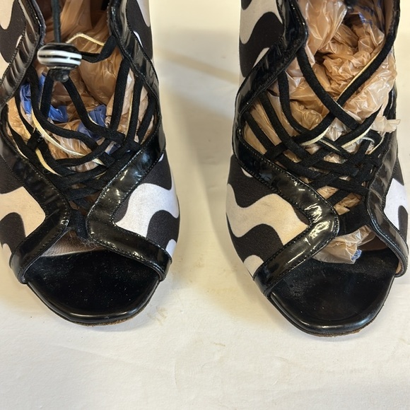 Nicholas Kirkwood Monochromatic Satin and Leather Strappy Lace Up Peeptoe Heels - Picture 3 of 12
